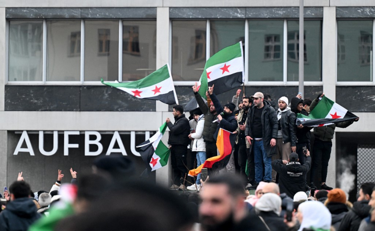 Des membres de la communauté syrienne à Berlin, en Allemagne, le 8 décembre 2024. ( AFP / RALF HIRSCHBERGER )