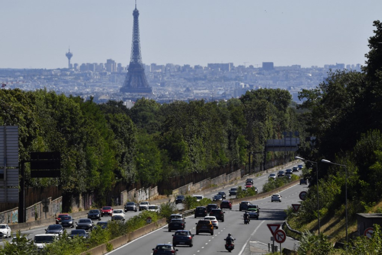 Des véhicules sur l'A13, aux abords de Paris (illustration) ( AFP / JULIEN DE ROSA )