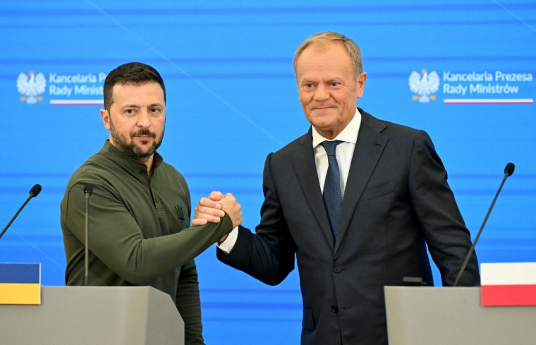 Volodymyr Zelensky et Donald Tusk à Varsovie, en Pologne, le 8 juillet 2024. ( AFP / SERGEI GAPON )