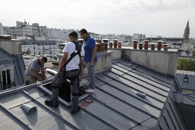 Des artisans à Paris, le 31 juillet 2024. ( AFP / VALENTINE CHAPUIS )