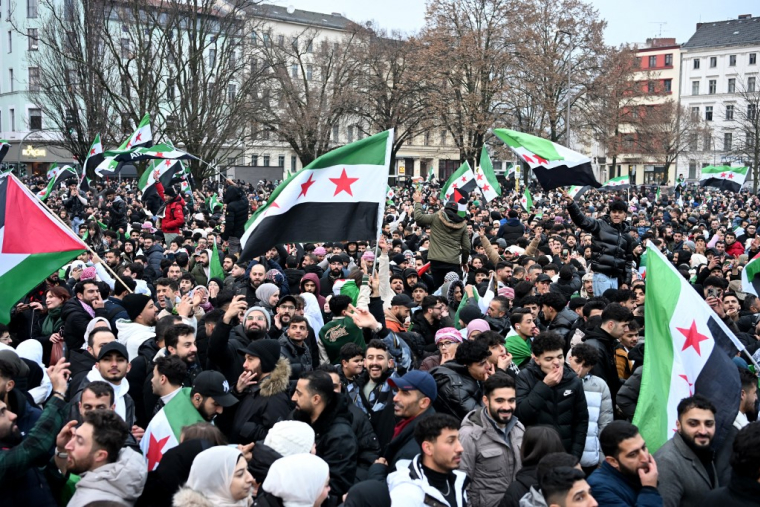 Des membres de la communauté syrienne à Berlin, en Allemagne, le 8 décembre 2024. ( AFP / RALF HIRSCHBERGER )