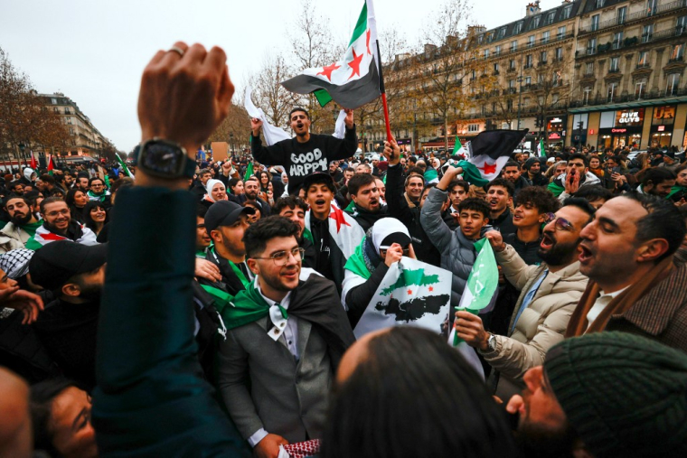 Des membres de la communauté syrienne à Paris, le 8 décembre 2024. ( AFP / XAVIER GALIANA )