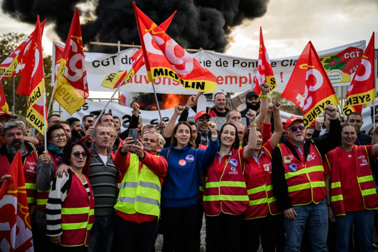 Sophie Binet et des employés de Vencorex à Pont-de-Claix, le 7 novembre 2024. ( AFP / JEFF PACHOUD )