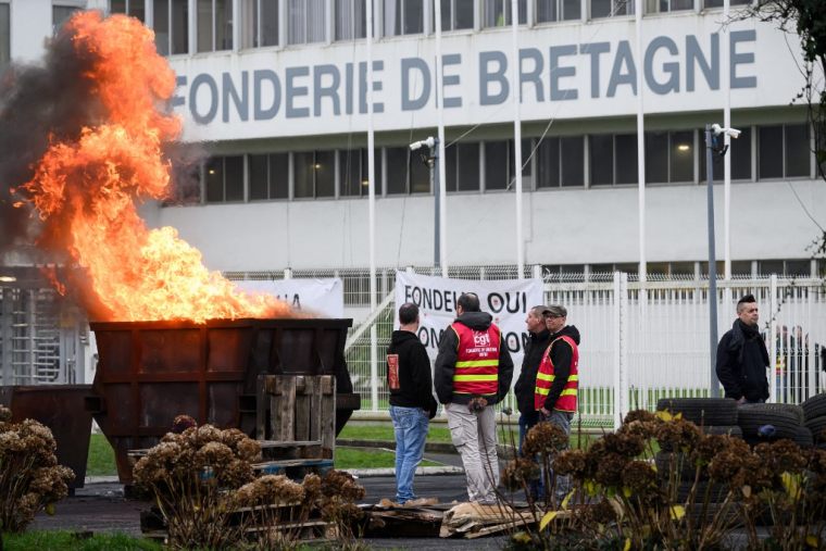 Des employés manifestent devant Fonderie de Bretagne, à Caudan, le 18 décembre 2024. ( AFP / LOIC VENANCE )