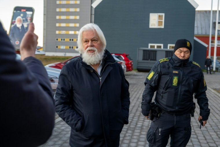 Le défenseur des baleines Paul Watson, ici le 2 octobre 2024 à Nuuk au Groenland, est arrivé le 20 décembre en France ( AFP / Leiff Josefsen )