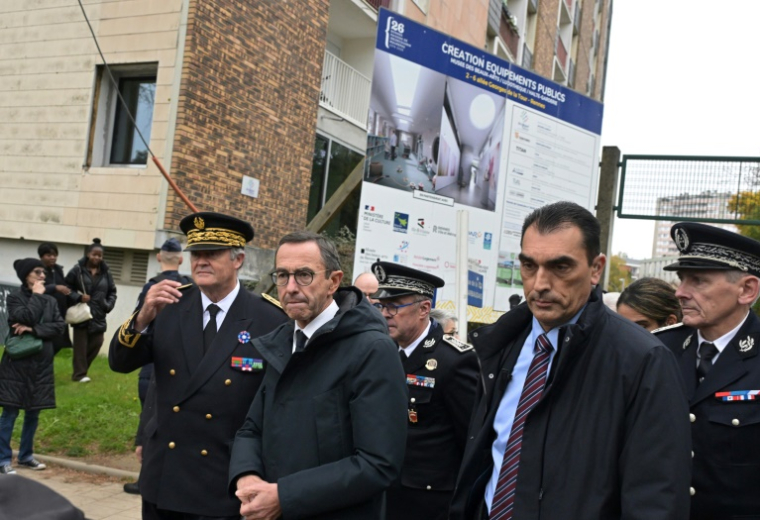 Le ministre de l'Intérieur Bruno Retailleau (c), lors d'une visite axée sur le trafic de stupéfiants à Rennes, le 1er novembre 2024 en Ille-et-Vilaine ( AFP / Damien MEYER )