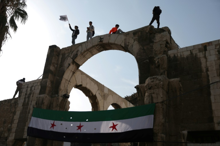 Après la prière du vendredi à la mosquée des Omeyyades de Damas, ornée du nouveau drapeau syrien après la chute de Bachar al-Assad, le 20 décembre 2024 ( AFP / OMAR HAJ KADOUR )