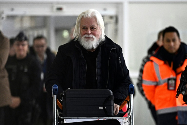 Paul Watson à son arrivée en France à l'aéroport Roissy-Charles de Gaulle, près de Paris, le 20 décembre 2024 ( AFP / JULIEN DE ROSA )