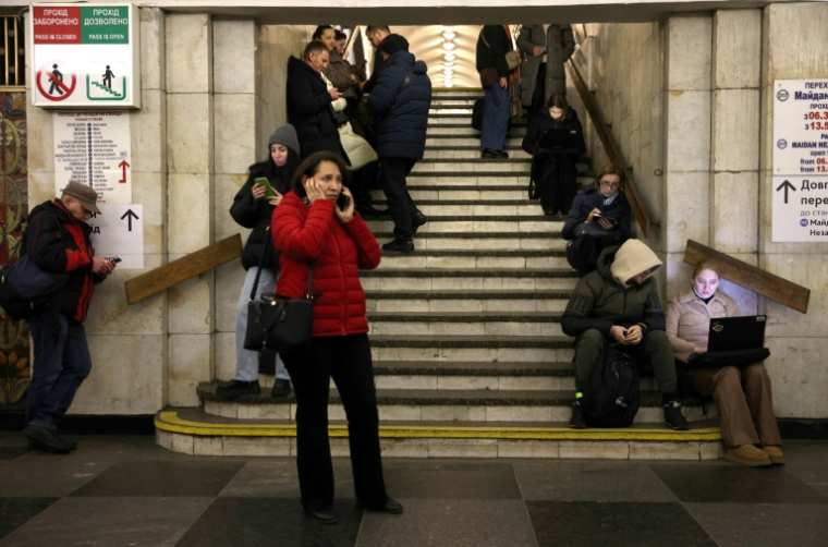 Des habitants réfugiés dans une station de métro à Kiev, en Ukraine, pendant une attaque de missiles russe, le 20 décembre 2024 ( AFP / Anatolii STEPANOV )