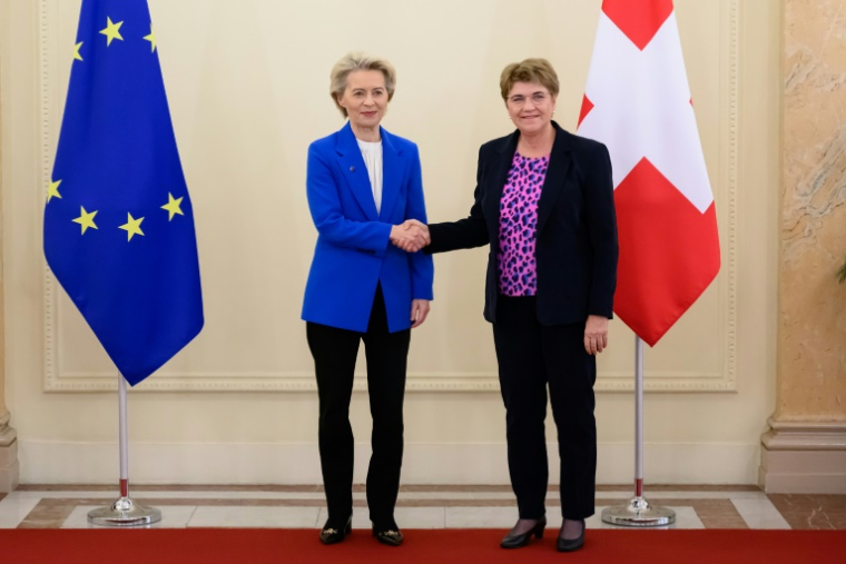 La présidente de la Commission européenne Ursula von der Leyen (g) et la présidente suisse Viola Amherd, le 20 décembre 2024 à Berne ( POOL / ALESSANDRO DELLA VALLE )