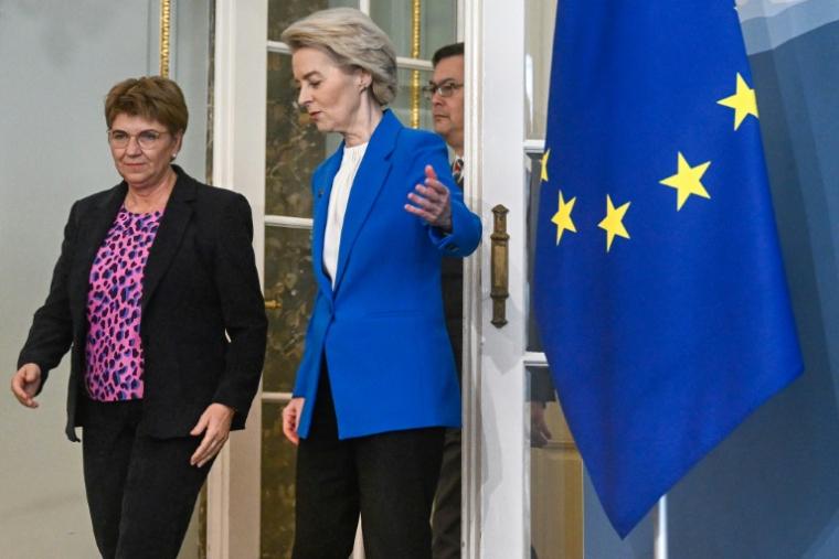 La présidente de la Commission européenne Ursula von der Leyen (d) et la présidente suisse Viola Amherd, le 20 décembre 2024 à Berne ( AFP / GABRIEL MONNET )