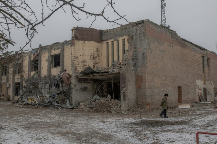 Un bâtiment lourdement endommagé par des tirs d'obus à Borova, une localité rurale située près de la rivière Oskil dans la région de Kharkiv, le 8 décembre 2024, témoigne de l'intensité des combats depuis le début de l'invasion russe en Ukraine ( AFP / Roman PILIPEY )