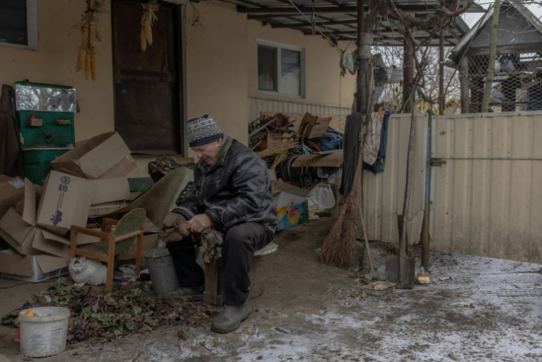 Mykola, 80 ans, à son domicile dans le village d'Osynovo, près de la rivière Oskil, dans la région de Kharkiv, le 7 décembre 2024  ( AFP / Roman PILIPEY )