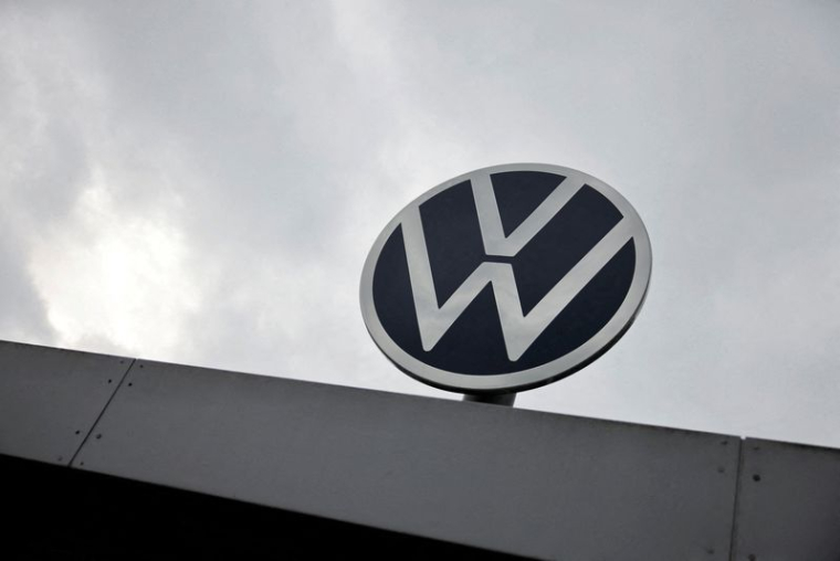 Un logo VW au siège de l'entreprise à Wolfsburg