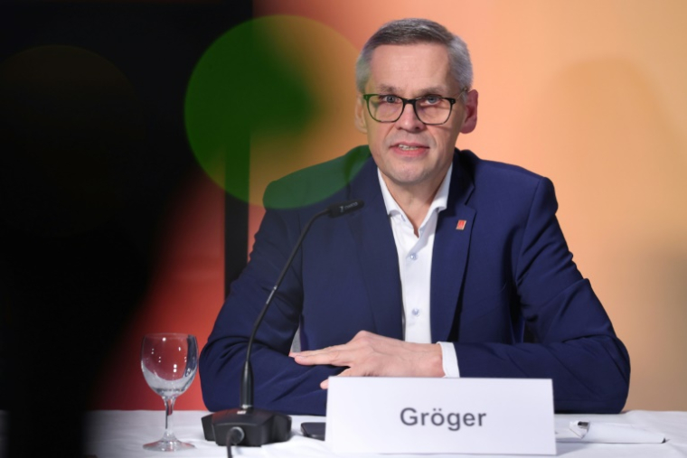 Thorsten Gröger, négociateur du syndicat de l'automobile, lors d'une conférence de presse, le 20 décembre 2024 à Hanovre, en Allemagne ( AFP / Ronny HARTMANN )