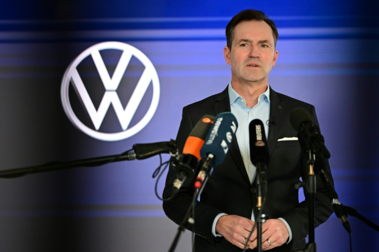 Thomas Schäfer, patron de la marque Volkswagen, lors d'une conférence de presse, le 20 décembre 2024 à Hanovre, en Allemagne ( AFP / Tobias SCHWARZ )