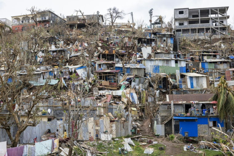 Des maisons endommagées dans la ville de Mamoudzou sur l'archipel français de Mayotte dans l'océan Indien, après que le passage du cyclone Chido, le 22 décembre 2024 ( AFP / PATRICK MEINHARDT )