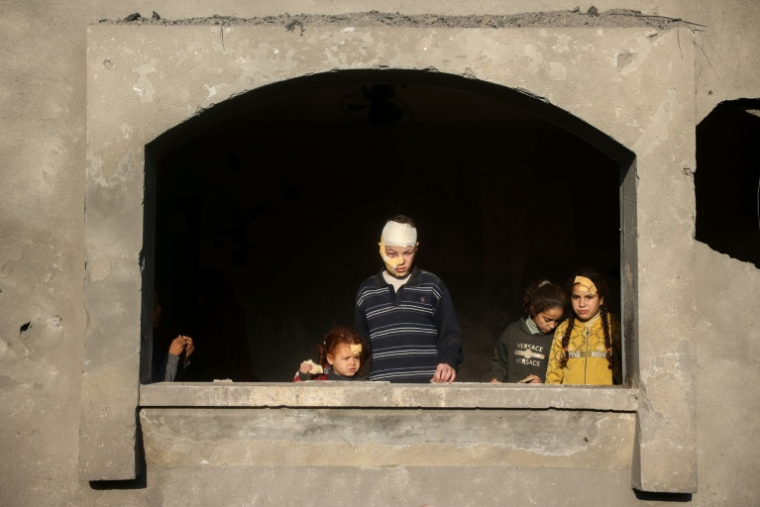 Des enfants blessés à l'intérieur d'un bâtiment endommagé de Deir al Balah, dans le centre de la bande de Gaza, le 22 décembre 2024 ( AFP / Eyad BABA )