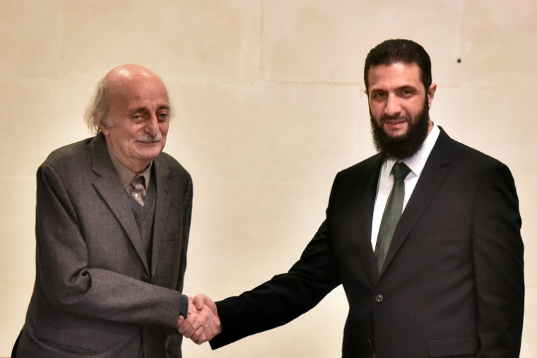 Walid Joumblatt (G), chef druze libanais, serre la main du nouveau dirigeant syrien Ahmad al-Chareh (D) lors d'une visite à Damas, le 22 décembre 2024 ( AFP / - )