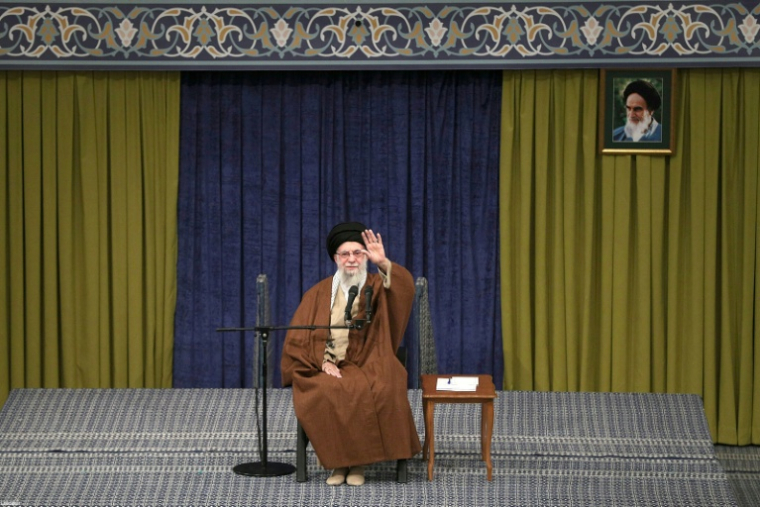 Cette photo diffusée par le bureau du guide suprême iranien, l'ayatollah Ali Khamenei, le 22 décembre 2024, le montre saluant des invités alors qu'il prononce un discours à Téhéran ( KHAMENEI.IR / - )