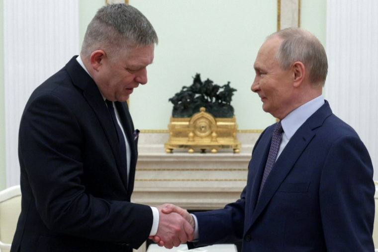 Le Premier ministe slovaque Robert Fico (gauche) et le président russe Vladimir Poutine (droite) à Moscou le 22 décembre 2024 ( POOL / Gavriil GRIGOROV )