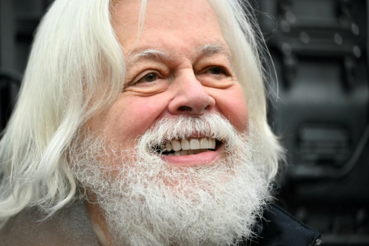 Le militant écologiste Paul Watson lors d'un point-presse sur la place de la République à Paris le 21 décembre 2024 ( AFP / LOU BENOIST )