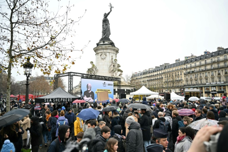 Rassemblement le 21 décembre 2024 sur la place de la République à Paris célébrant la libération du militant écologiste Paul Watson ( AFP / LOU BENOIST )