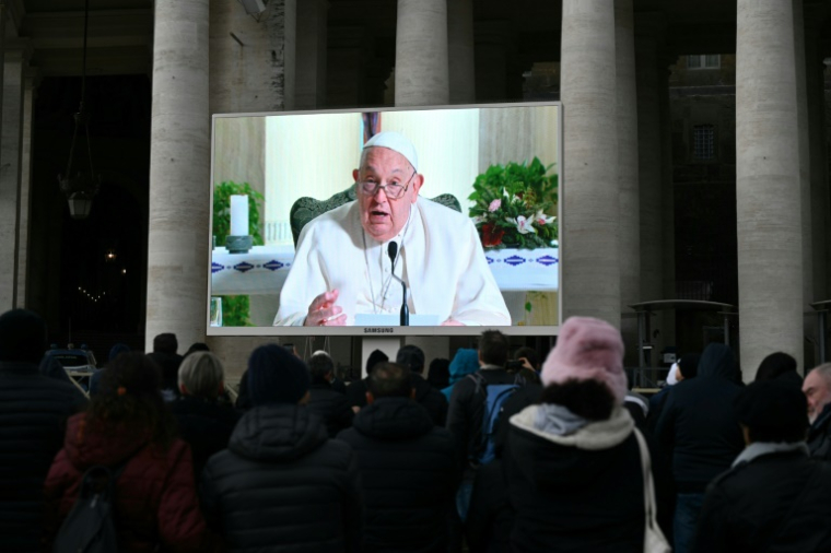 En raison d'un refroidissement, la prière de l'Angélus du pape François est retransmise en direct sur les écrans de la place Saint-Pierre au Vatican, le 22 décembre 2024  ( AFP / Alberto PIZZOLI )