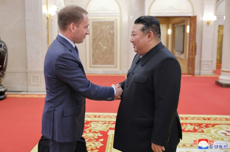 Le ministre russe des Ressources naturelles Alexander Kozlov (g) et le dirigeant nord-coréen Kim Jong Un à Pyongyang en Corée du Nord, le 18 novembre 2024 ( KCNA VIA KNS / STR )