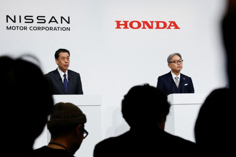 Honda, Nissan et Mitsubishi Motors tiennent une conférence de presse conjointe sur leurs pourparlers de fusion