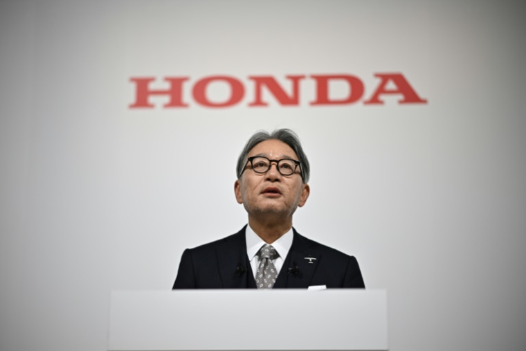 Toshihiro Mibe, le patron de Honda, lors d'une conférence de presse à Tokyo, le 23 décembre 2024, avec ses homologues de Nissan et Mitsubishi Motors ( AFP / Philip FONG )