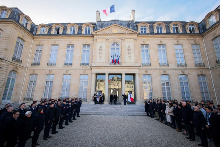 Drapeaux en berne à l'Elysée pour une minute de silence en solidarité avec Mayotte, ravagé par un cyclone, le 23 décembre 2024 ( POOL / Thomas Padilla )