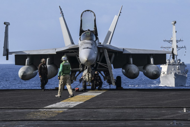 Un F/A-18 américain, sur le porte-avions USS Carl Vinson (illustration) ( AFP / RICHARD A. BROOKS )