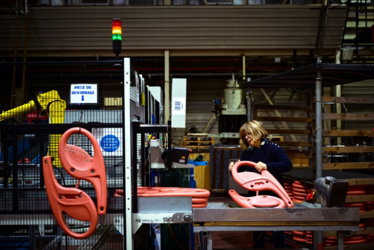 Une employée travaille dans l'usine du fabricant français de jouets Smoby à Arinthod, le 28 novembre 2024 dans le Jura ( AFP / OLIVIER CHASSIGNOLE )