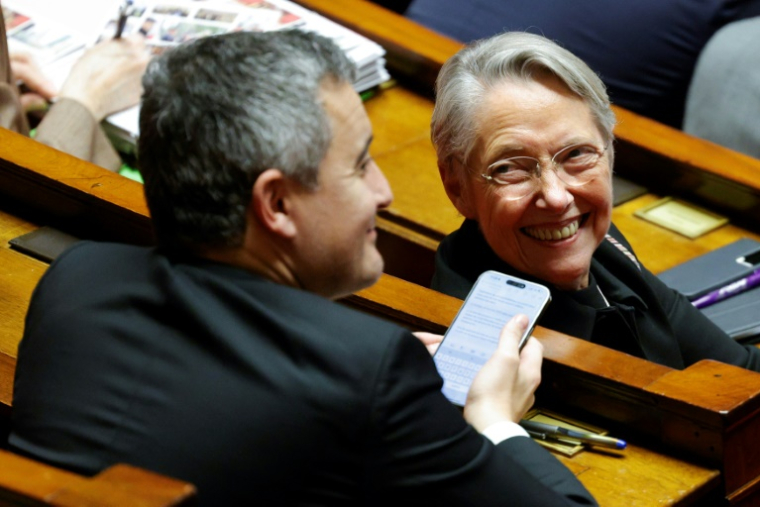 Les députés du groupe Ensemble pour la République Gerald Darmanin (g.) et Elisabeth Borne (d.) à l'Assemblée nationale à Paris, le 16 décembre 2024 ( AFP / GEOFFROY VAN DER HASSELT )