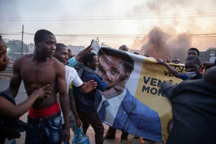 Des manifestant portant une banderole à l'effigie de Venancio Mondlane à Maputo, le 24 octobre 2024 ( AFP / ALFREDO ZUNIGA )