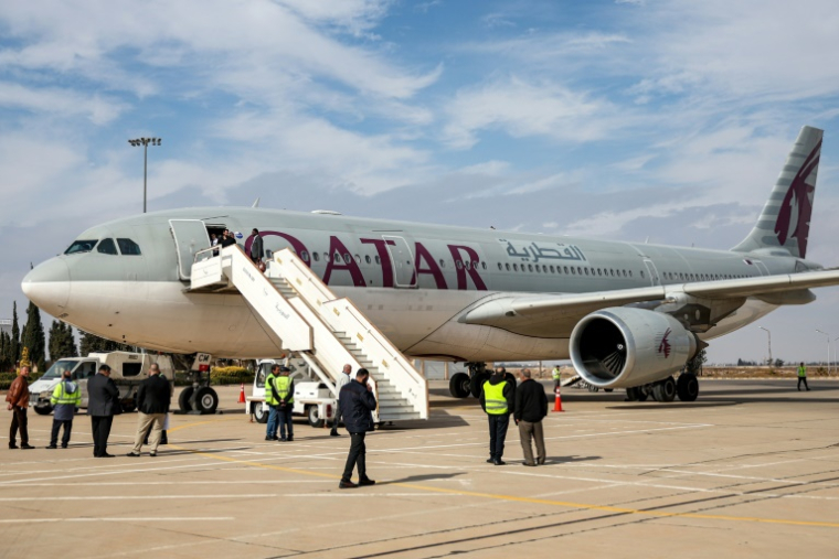 L'Airbus A330-202 de Qatar Airways transportant la délégation qatarie  à son arrivée à l'aéroport international de Damas, le 23 décembre 2024. en Syrie ( AFP / OMAR HAJ KADOUR )