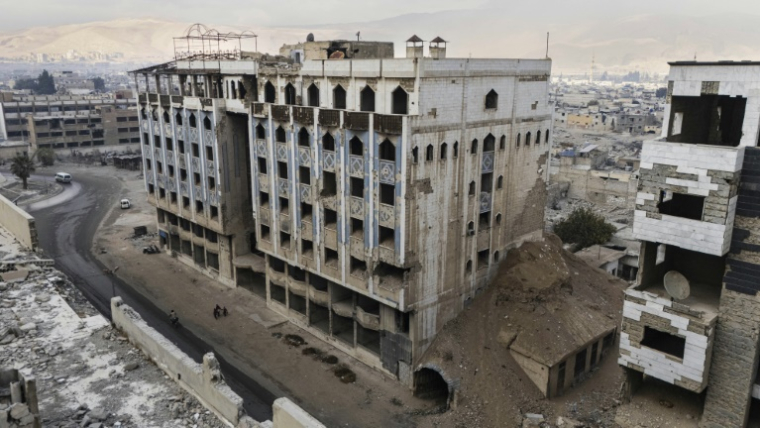 Vue aérienne du bâtiment d'un ancien hôpital de campagne utilisé pendant la guerre civile syrienne, à Douma, à l'est de Damas, le 22 décembre 2024 ( AFP / Sameer Al-DOUMY )