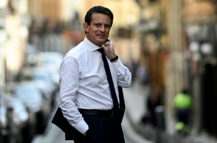 Manuel Valls, candidat de la majorité présidentielle pour la 5ème circonscription des Français de l'étranger, dans une rue de Madrid, le 12 mai 2022 en Espagne ( AFP / OSCAR DEL POZO )