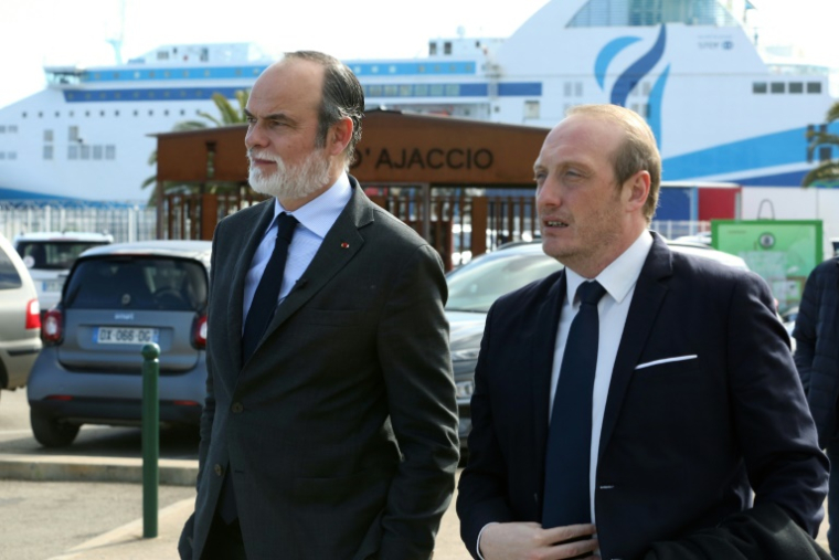 Le président du parti Horizons Edouard Philippe (g) et le maire d'Ajaccio Laurent Marcangeli, le 16 février 2022 à Ajaccio, en Corse ( AFP / Pascal POCHARD-CASABIANCA )