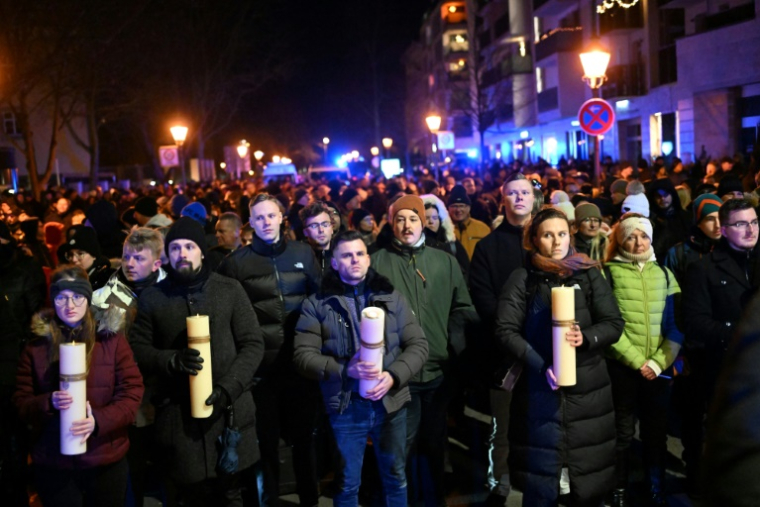 Des personnes participent à un rassemblement organisé par le parti d'extrême droite AfD, le 23 décembre 2023 2024 à Magdebourg en Allemagne ( AFP / RALF HIRSCHBERGER )