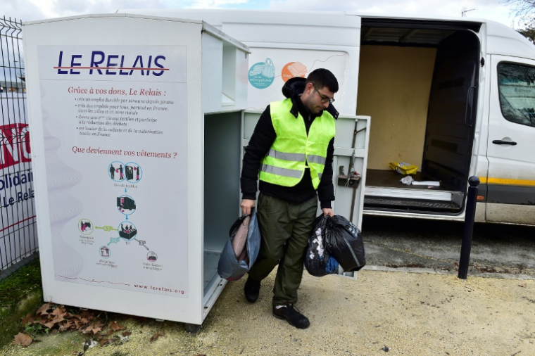 La France, bonne élève aux niveaux européen et mondial en matière de valorisation des déchets textiles, voit sa filière menacée par l'Asie depuis l'été ( AFP / GEORGES GOBET )