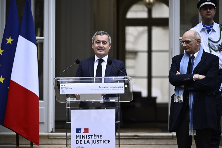 Gérald Darmanin et Didier Migaud à Paris, le 24 décembre 2024. ( AFP / JULIEN DE ROSA )