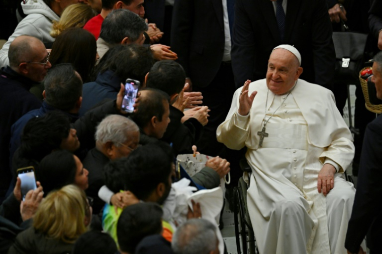 Le pape François salue les fidèles lors d'une audience privée pour présenter ses vœux de Noël aux employés du Vatican, le 21 décembre 2024 ( AFP / Andreas SOLARO )