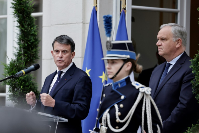 Le nouveau ministre des Outre-mer, Manuel Valls (g), lors de la cérémonie de passation de pouvoir avec son prédécesseur Francois-Noël Buffet (d) le 24 décembre 2024 à Paris  ( AFP / STEPHANE DE SAKUTIN )