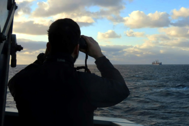 Un marin surveille le cargo russe Ursa Major 22 décembre 2024, dans une photo publiée par la marine portugaise ( Portuguese Navy / Handout )