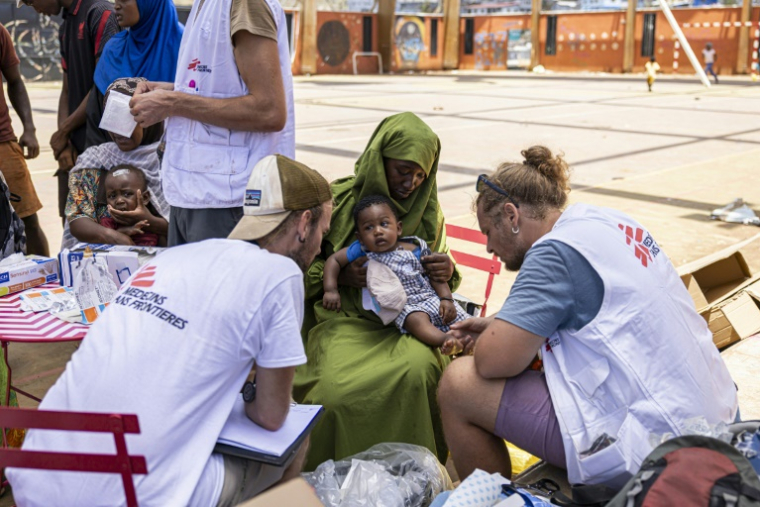 Des soignants de l'ONG MSF examinent des personnes blessées à Vahibé, à Mayotte, le 24 décembre 2024 ( AFP / PATRICK MEINHARDT )