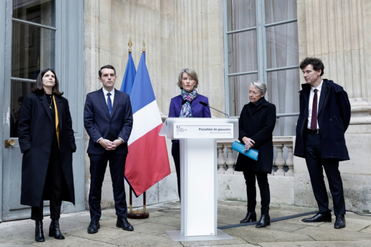 Passation de pouvoir au ministère de l'Education entre Anne Genetet (c) et Elisabeth Borne (2e d) le 24 décembre 2024 à Paris ( AFP / STEPHANE DE SAKUTIN )