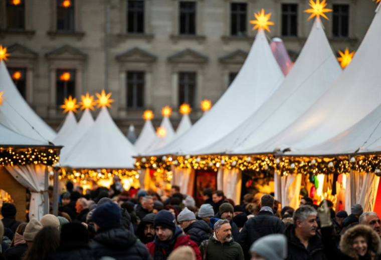 Des visiteurs se pressent sur un marché de Noël traditionnel à Berlin, le 24 décembre 2024 ( AFP / John MACDOUGALL )