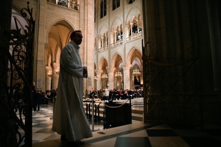 Un ecclésiastique assiste à la traditionnelle messe de Noël à la cathédrale Notre-Dame de Paris, à Paris, le 24 décembre 2024 ( AFP / JULIEN DE ROSA )